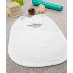 Babero blanco bebé