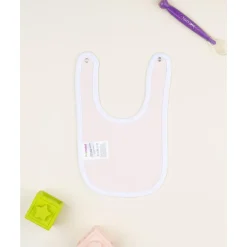 Babero rosa claro para bebé con estampado blanco