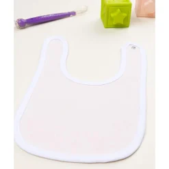 Babero rosa claro para bebé con estampado blanco