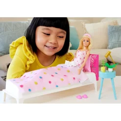 Barbie - Muñeca con dormitorio y accesorios incluidos ㅤ