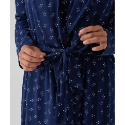 Bata premamá azul con flores