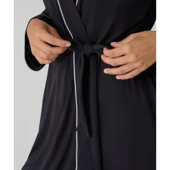 Bata premamá negra con bordes blancos