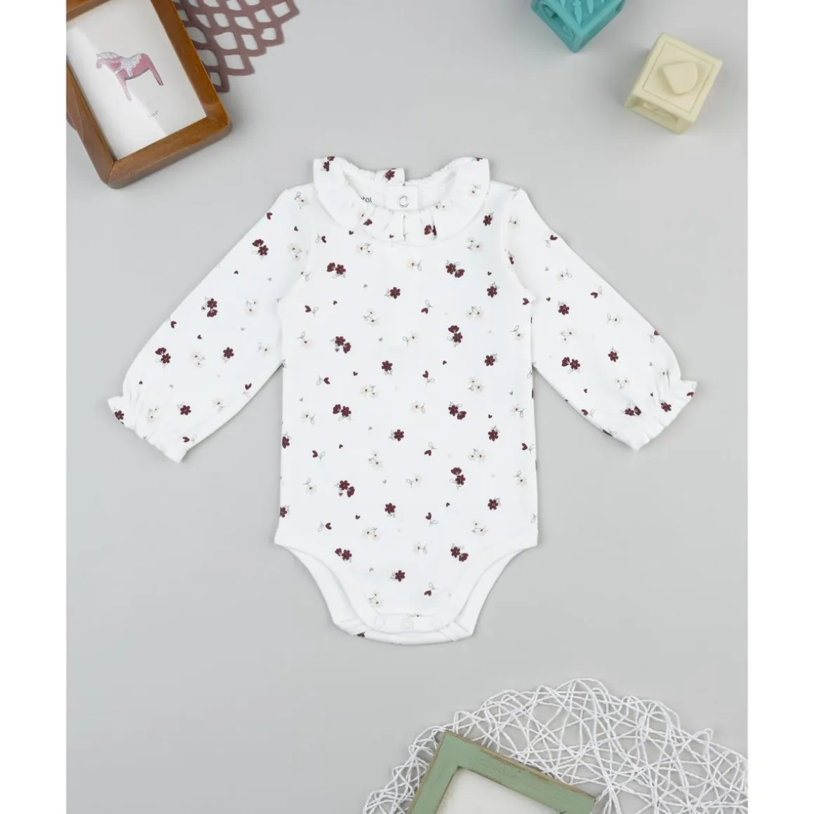 Body blanco de bebé con flores y cuello Peter Pan