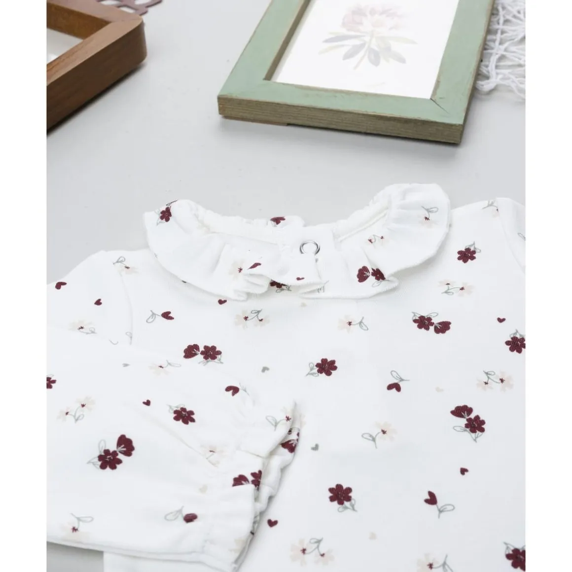Body blanco de bebé con flores y cuello Peter Pan