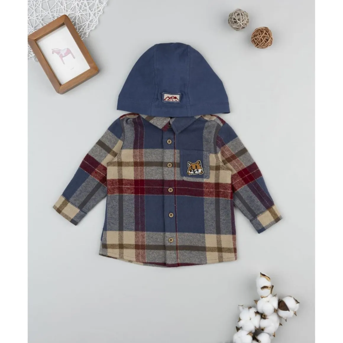 Camisa de franela multicolor con capucha para niño