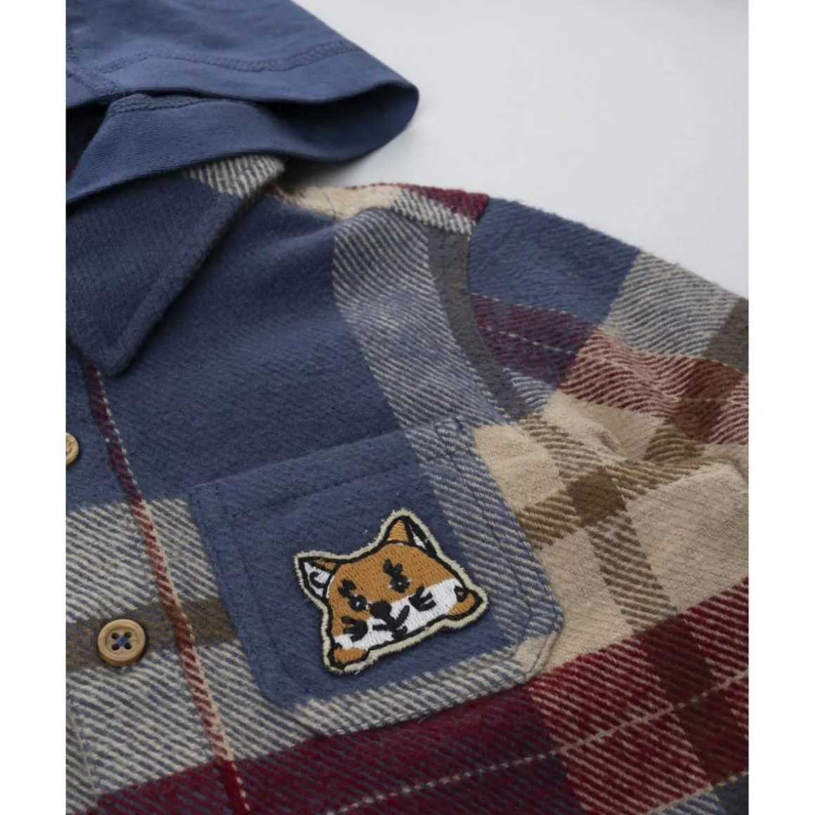 Camisa de franela multicolor con capucha para niño