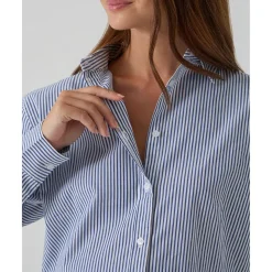 Camisa premamá de rayas blancas y azules
