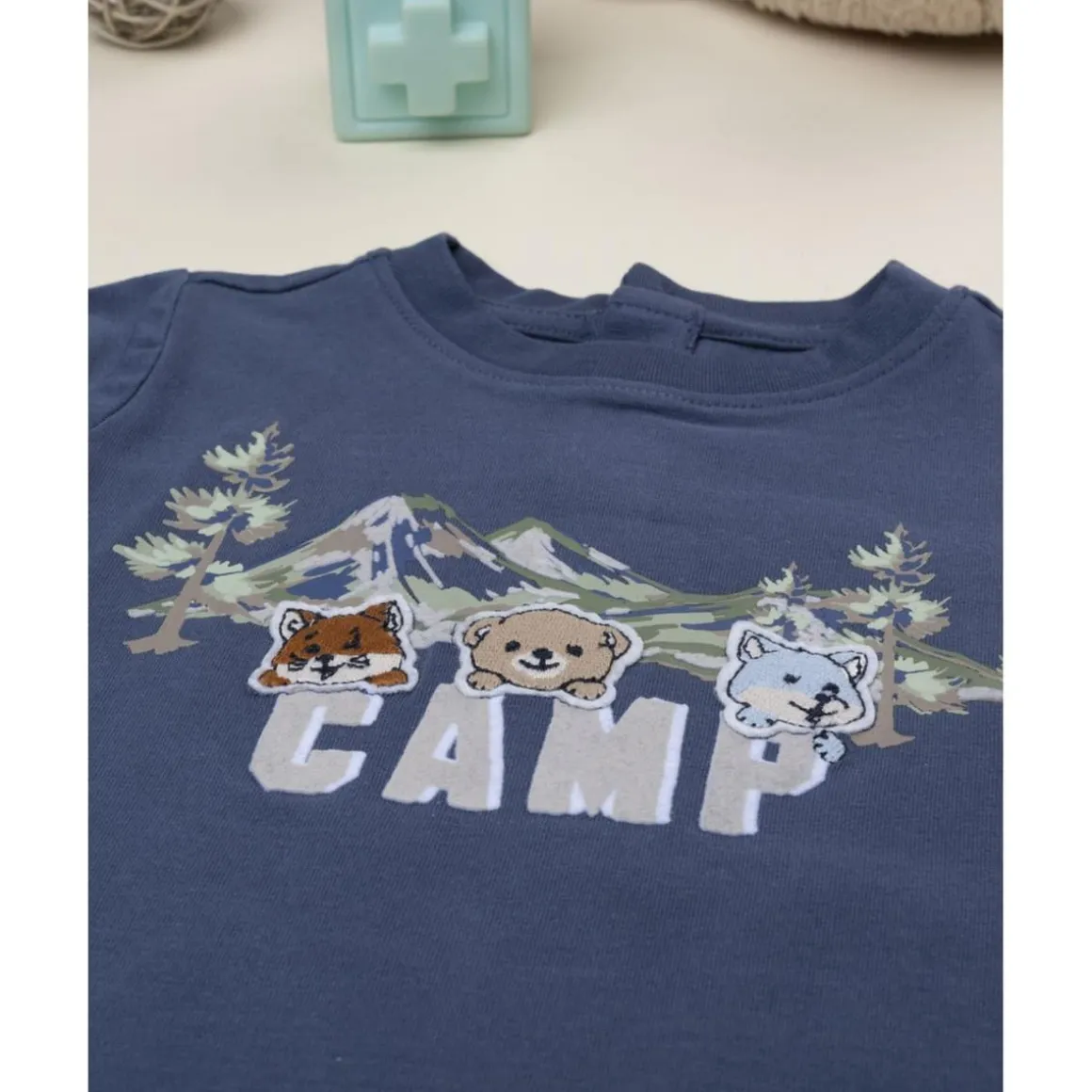 Camiseta azul con estampado montaña para niño