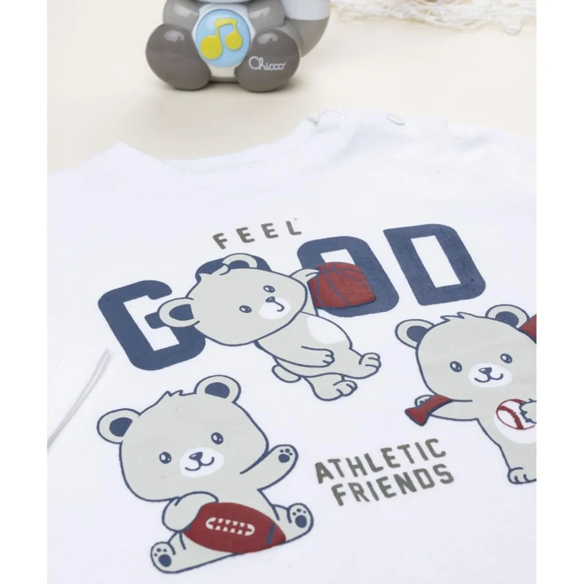Camiseta blanca con estampado "Feel Good"