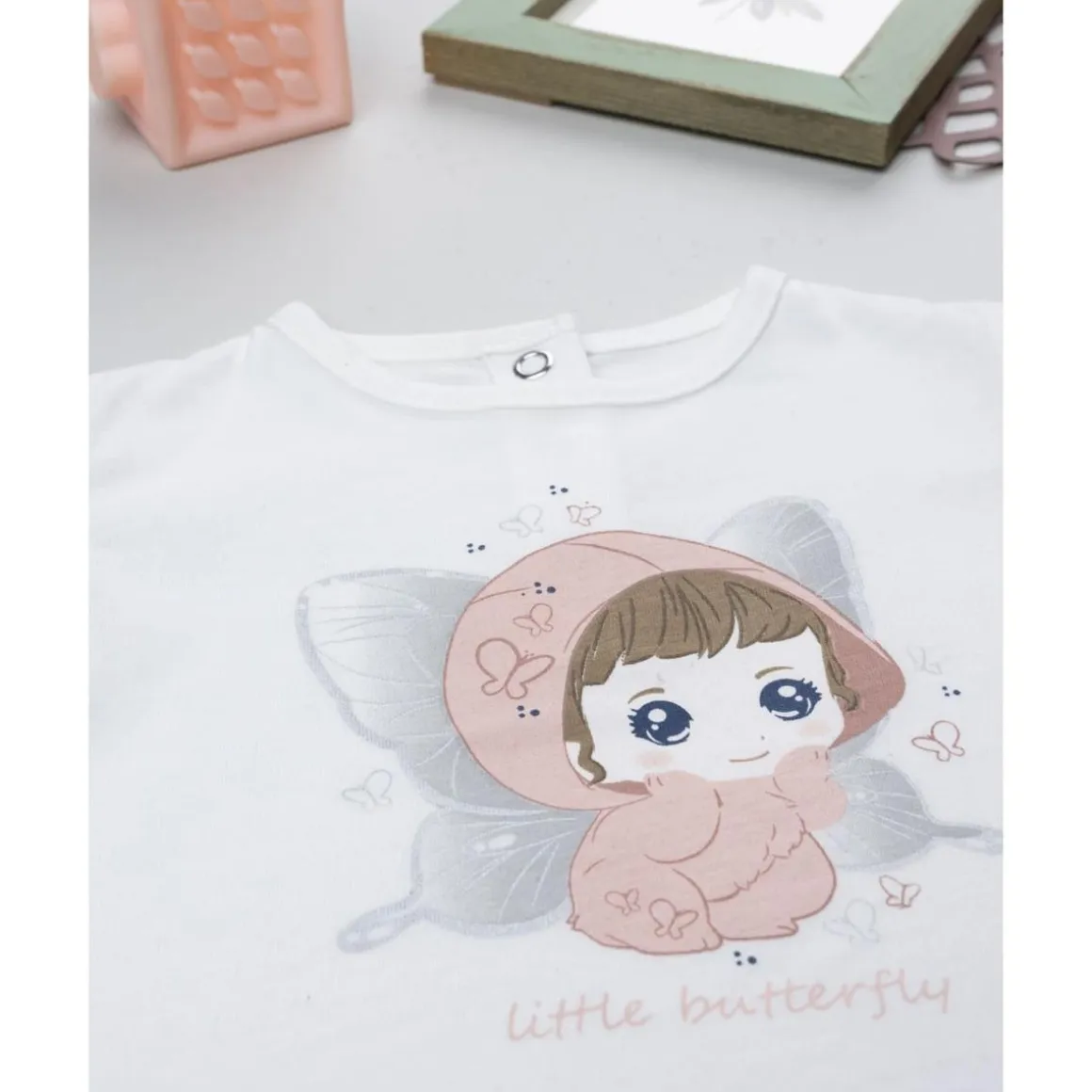 Camiseta blanca de niña con estampado