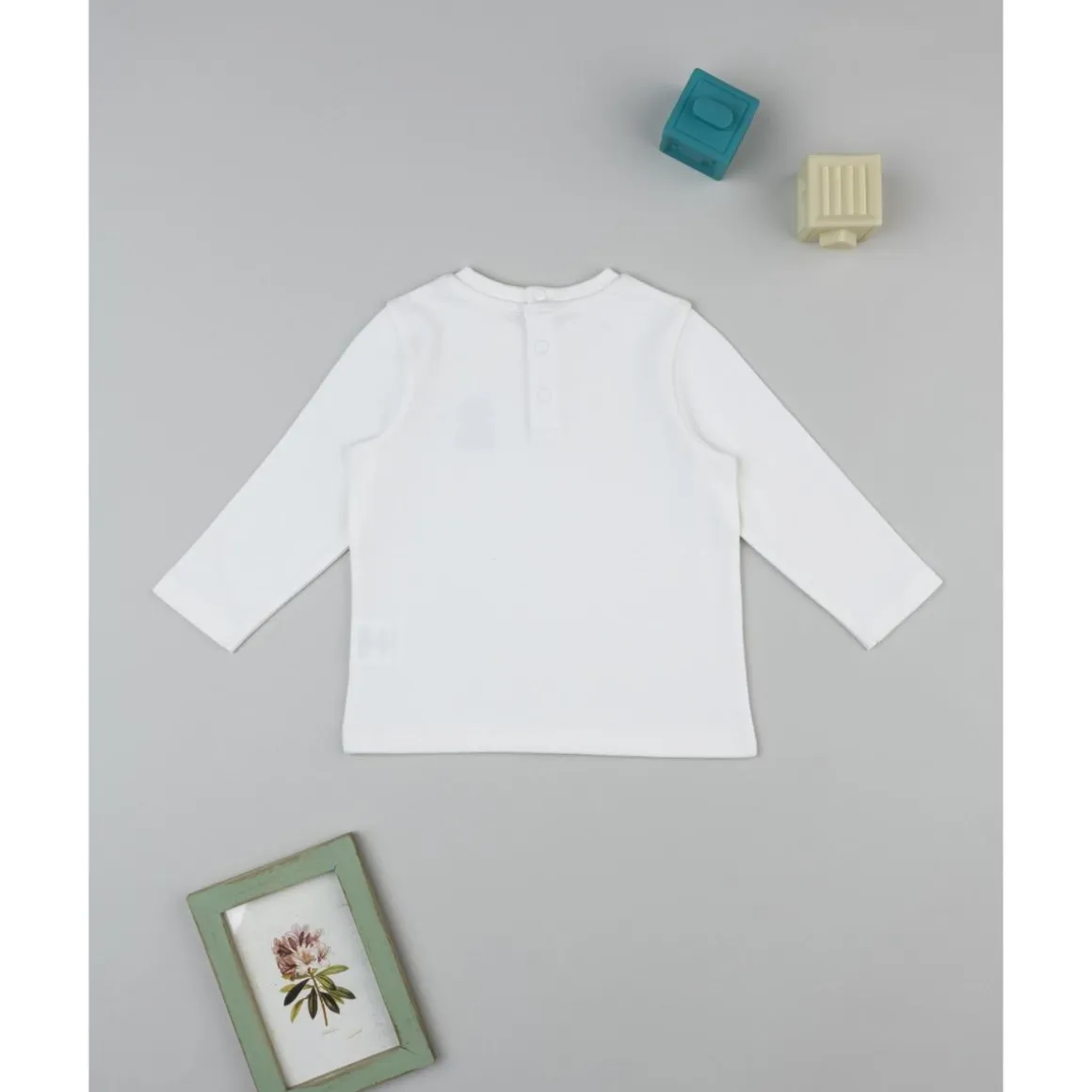 Camiseta básica infantil blanca con parche de osito