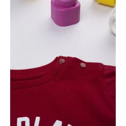 Camiseta burdeos con estampado 
