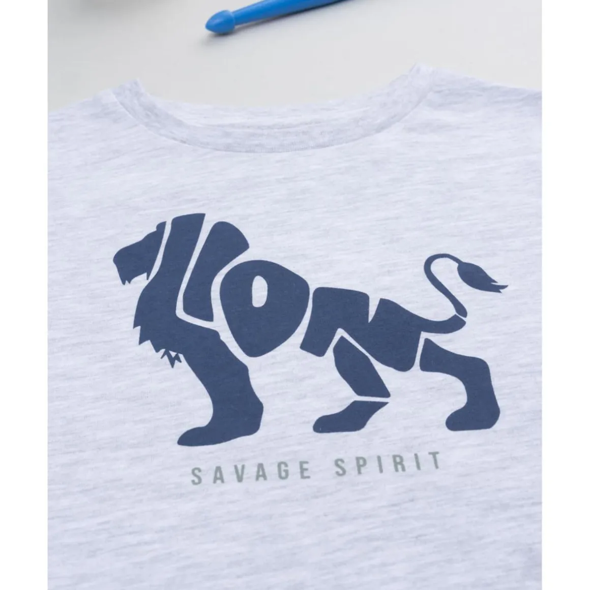 Camiseta gris claro con estampado