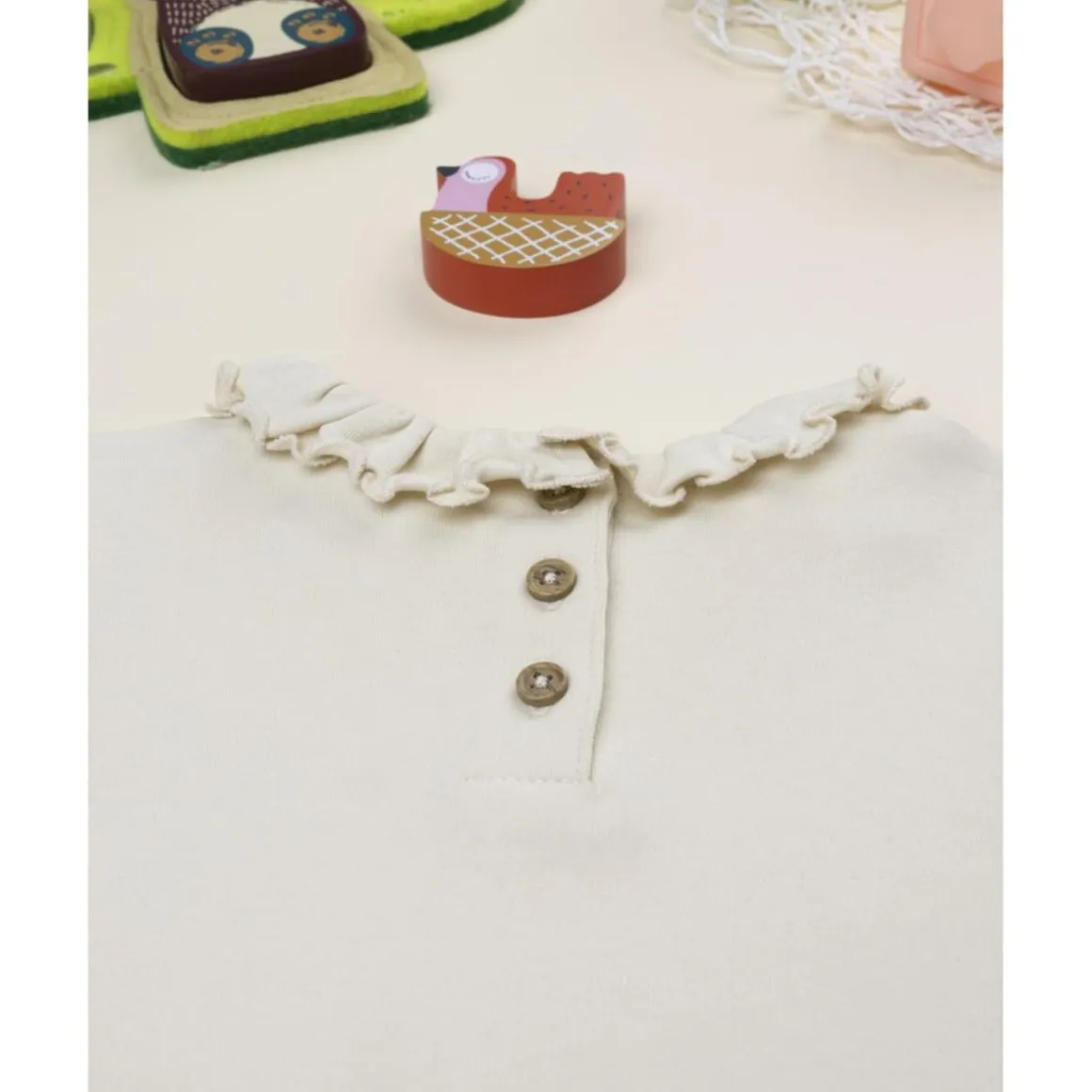 Camiseta niña color crema con bordado cuello