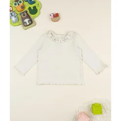 Camiseta niña color crema con bordado cuello
