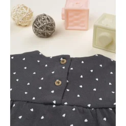 Camiseta niña gris con corazones