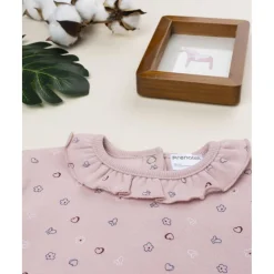 Camiseta rosa de niña con corazones y volantes