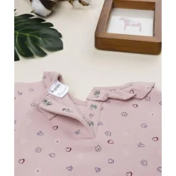 Camiseta rosa de niña con corazones y volantes