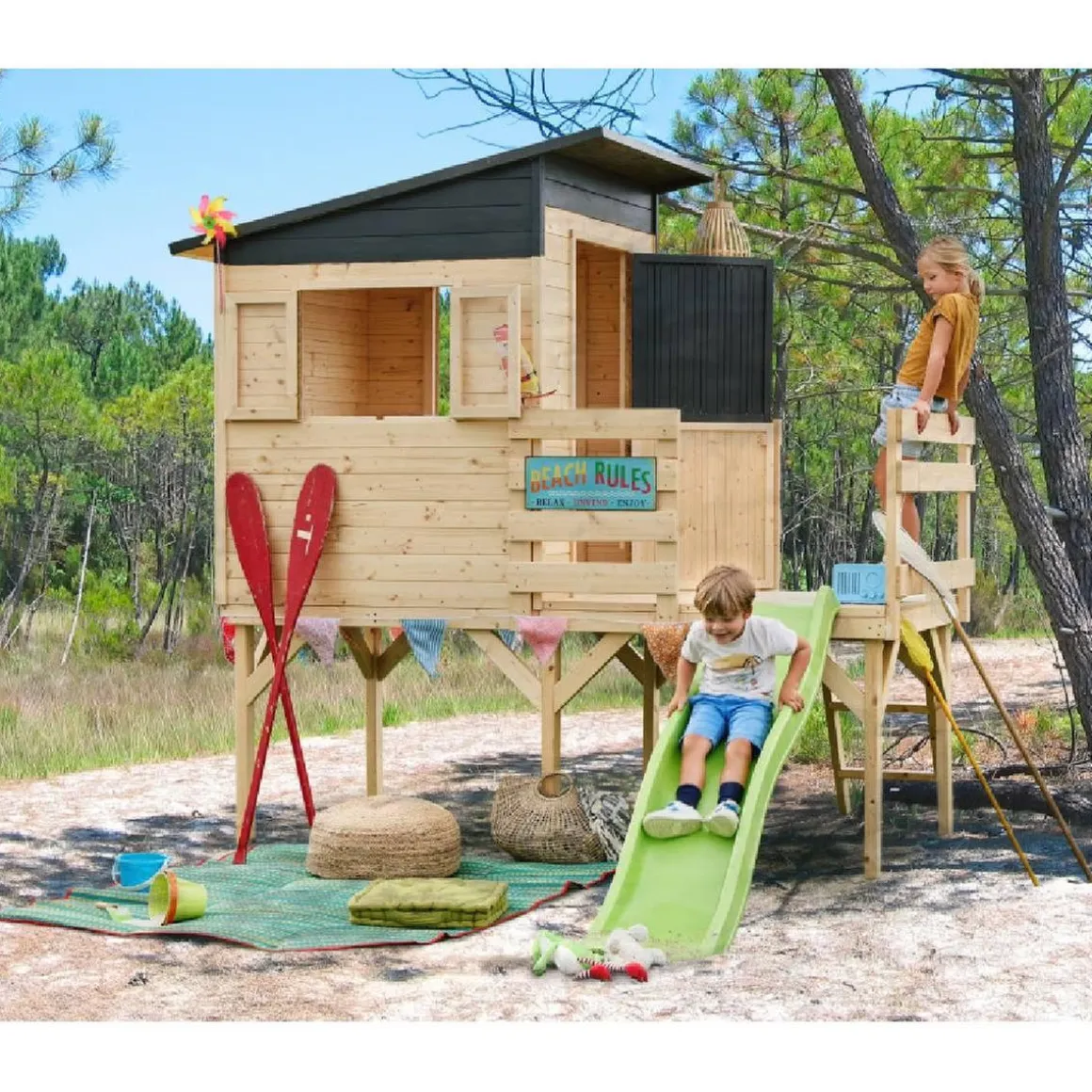 Casa infantil elevada de madera con tobogán Portland