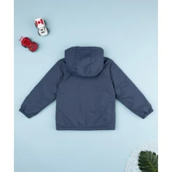 Chaqueta cortavientos azul con forro polar