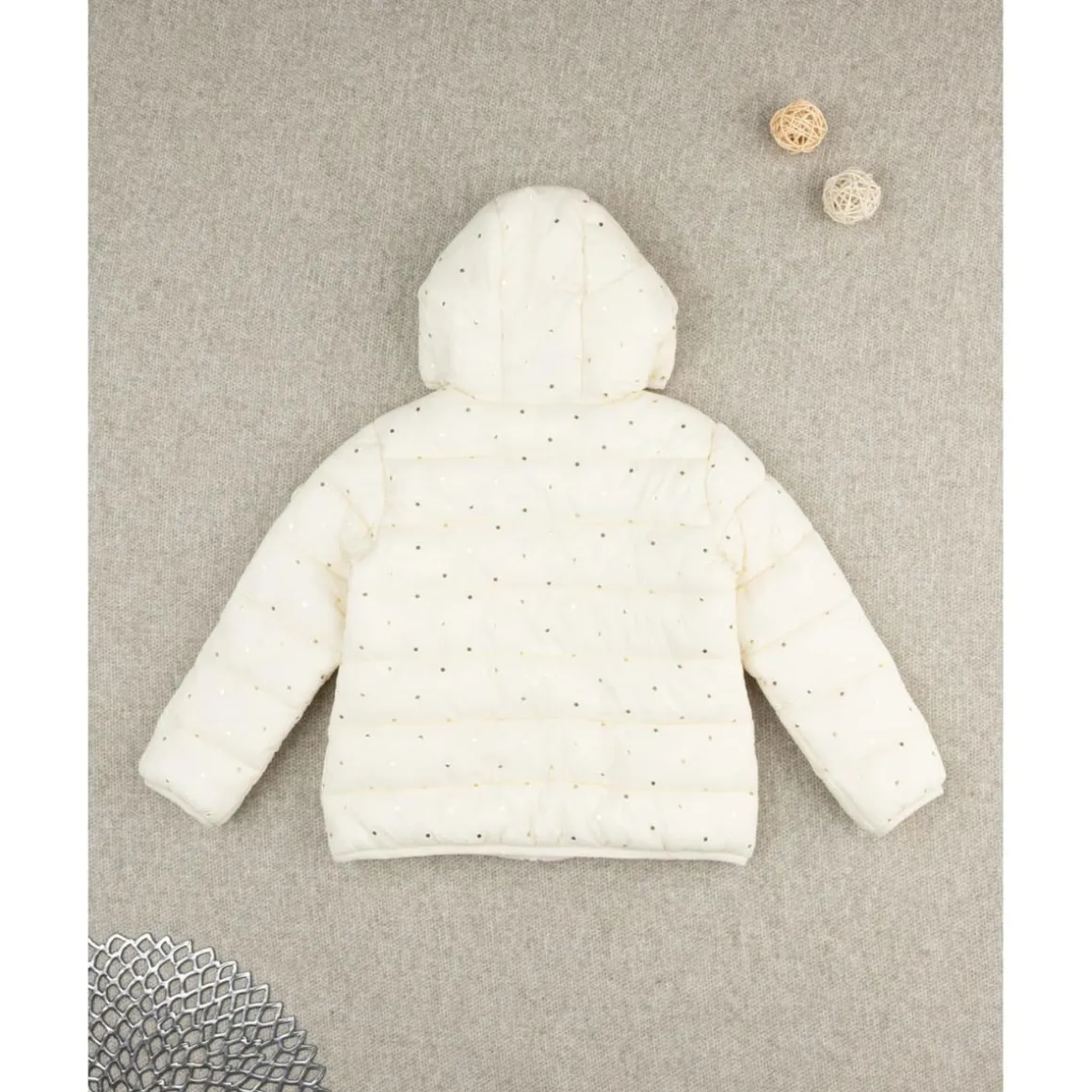 Chaqueta niña color crema con capucha y topos foil