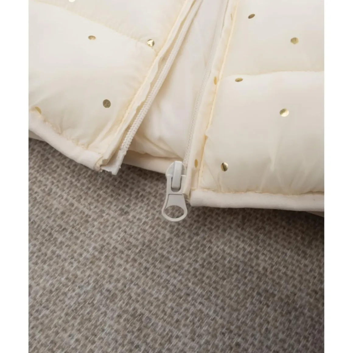 Chaqueta niña color crema con capucha y topos foil