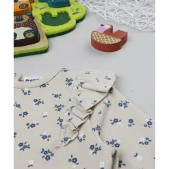 Conjunto niña beige y azul con flores