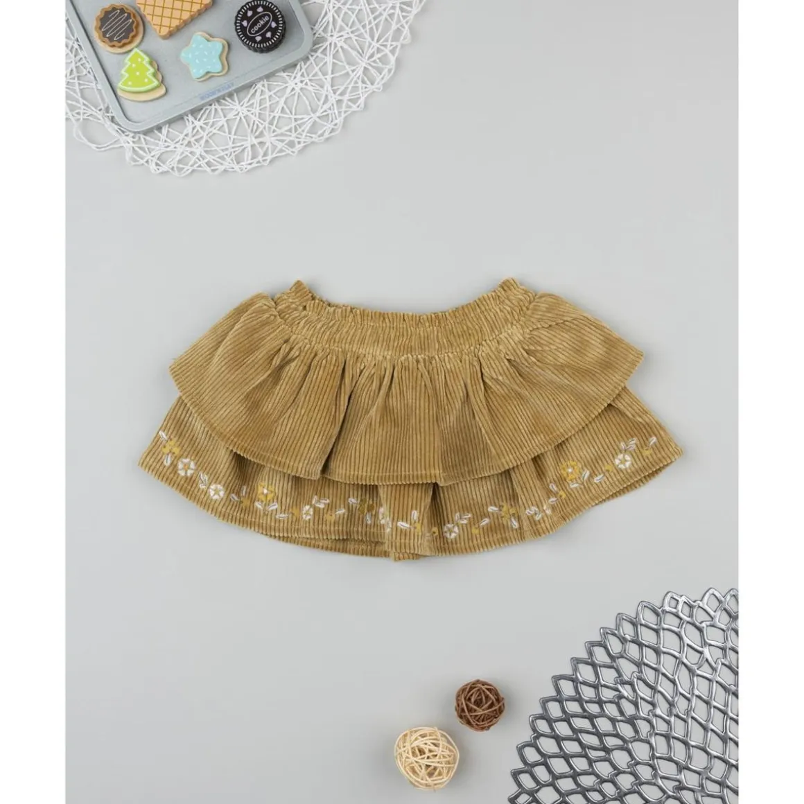 Falda niña en terciopelo marrón con bordados