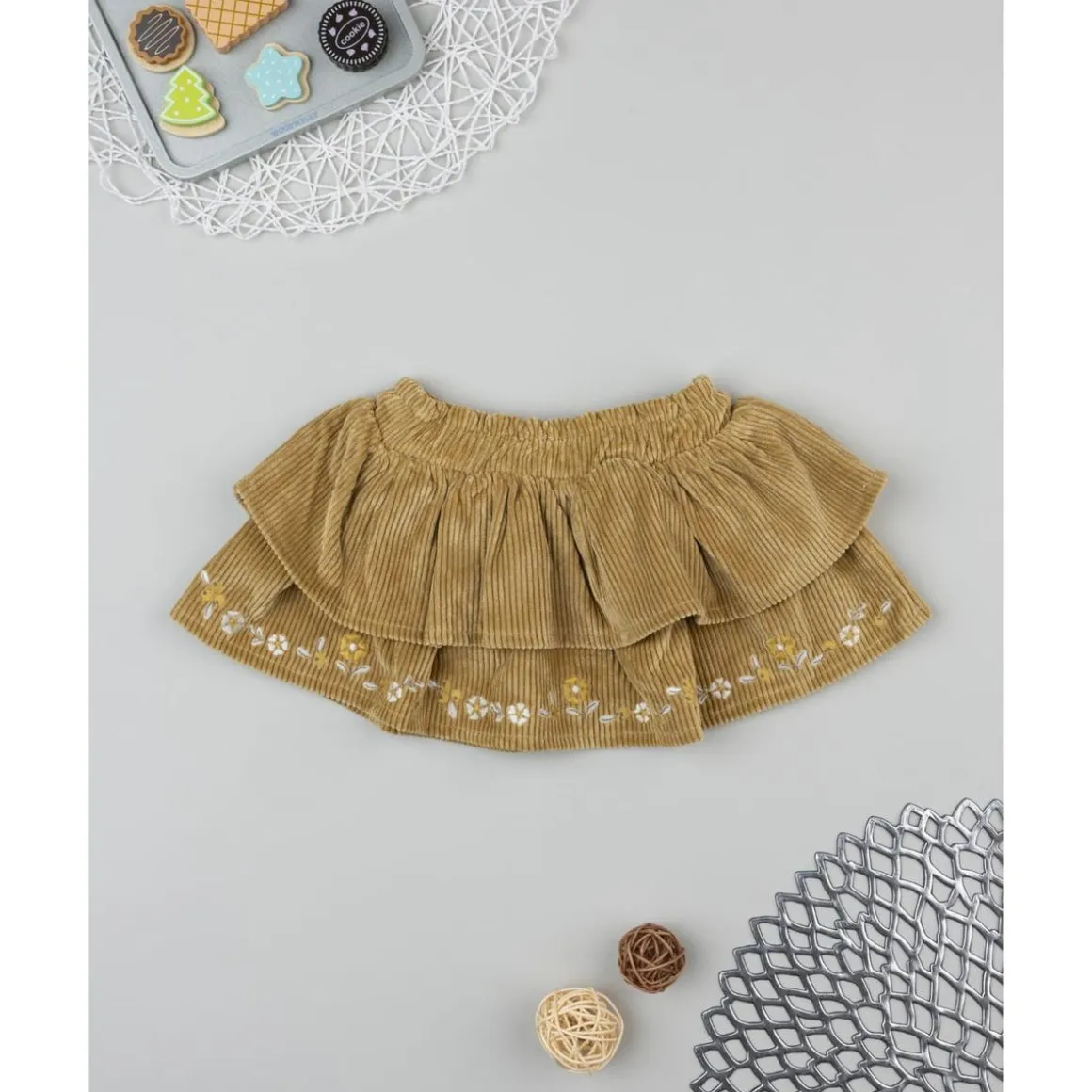 Falda niña en terciopelo marrón con bordados