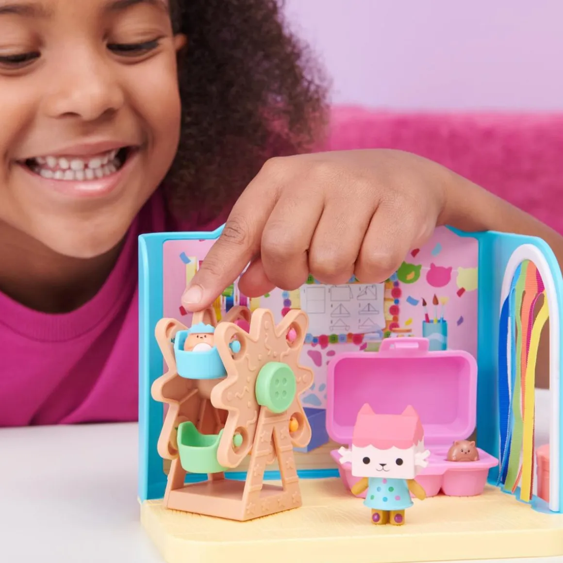 Gabby's Dollhouse - Sala de manualidades de Bebé Boxㅤ