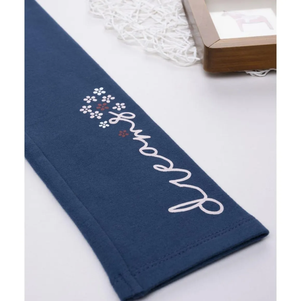 Legging felpado azul con bordado floral para niña