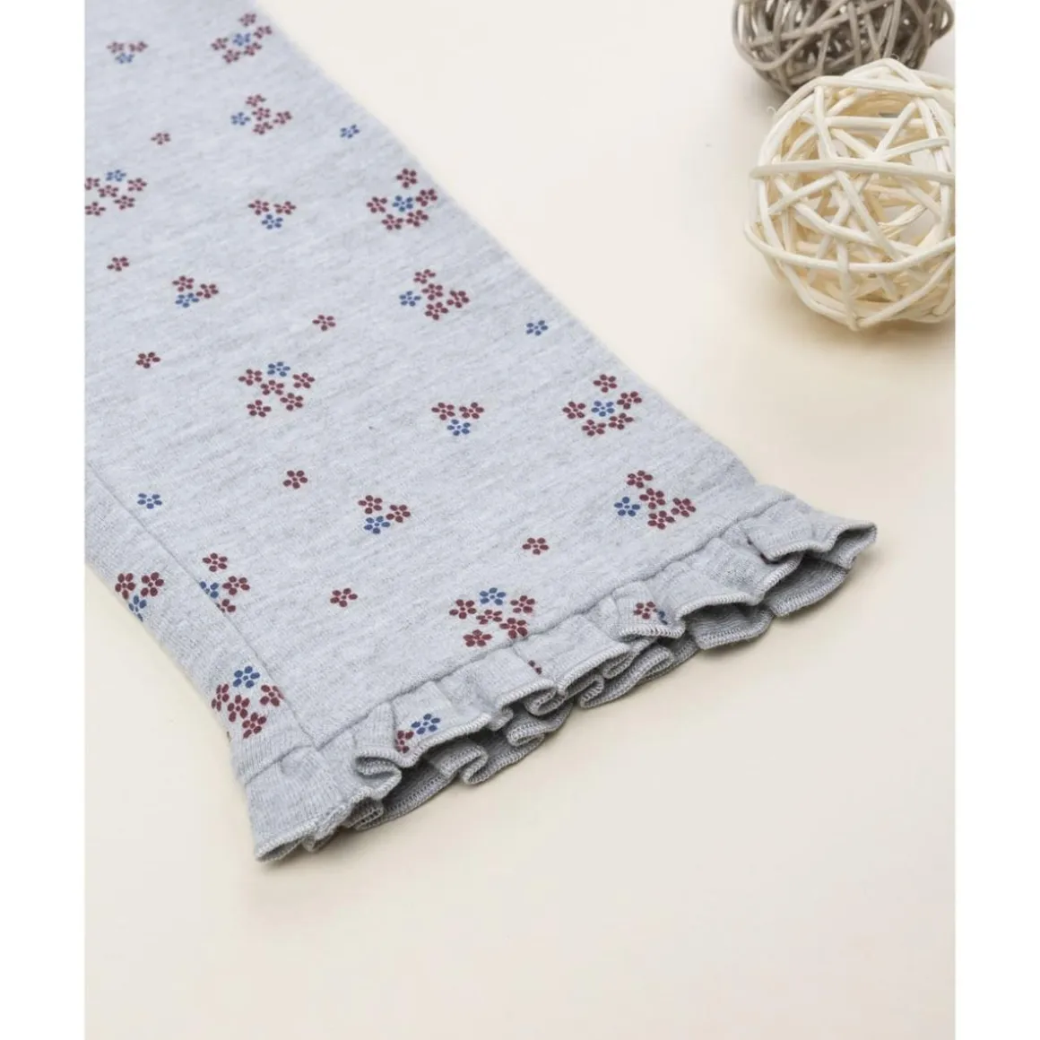 Leggings grises de niña con estampado floral allover