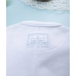 Mameluco de bebé blanco con osito de regalo