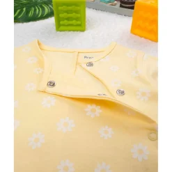 Mameluco de niña amarillo con margaritas por todas partes