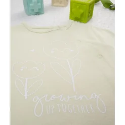 Mameluco verde con flores estilizadas