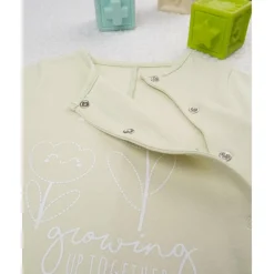 Mameluco verde con flores estilizadas