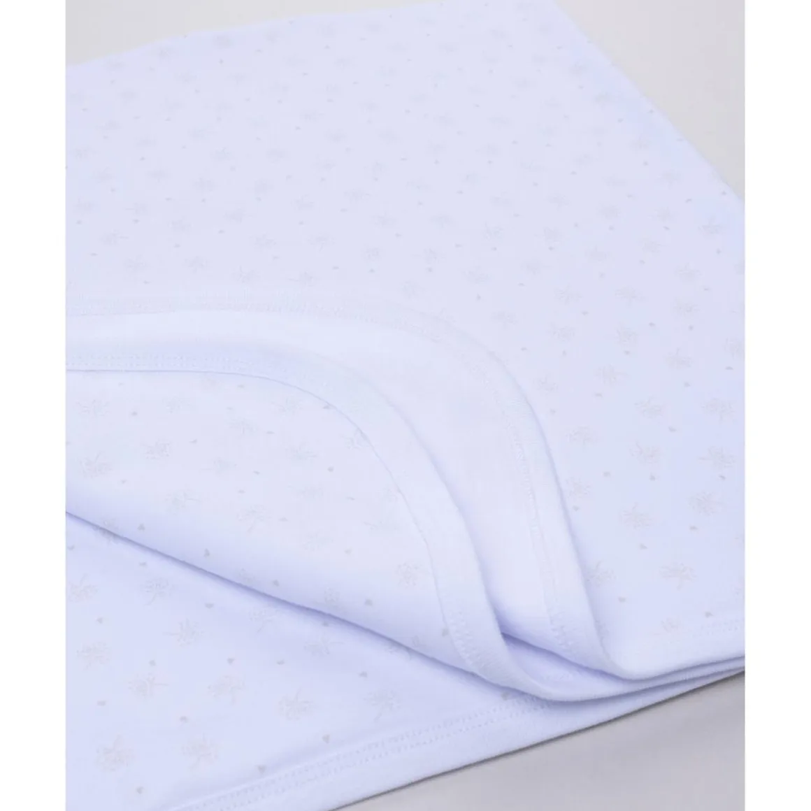 Manta blanca con estampado gris para recién nacido