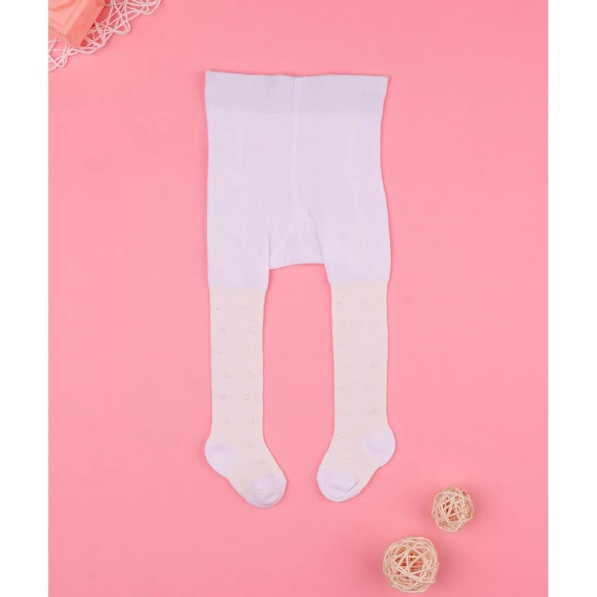 Medias blancas con lazos