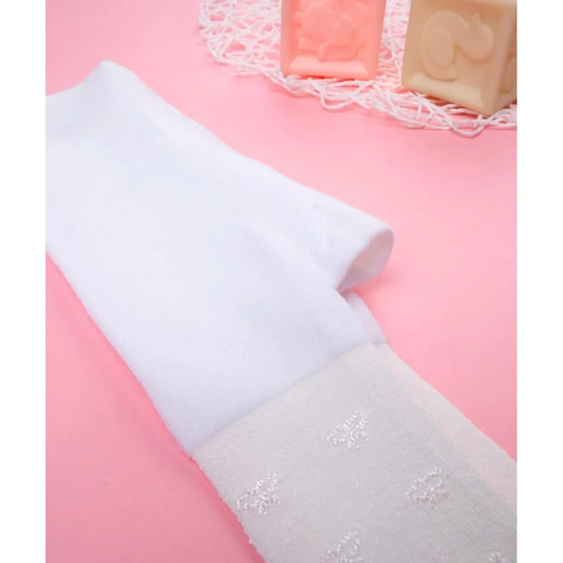 Medias blancas con lazos