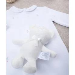 Monito de bebé blanco con osito de regalo