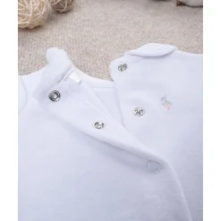 Monito de bebé blanco con osito de regalo