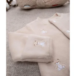 Mono de bebé beige con osito de regalo