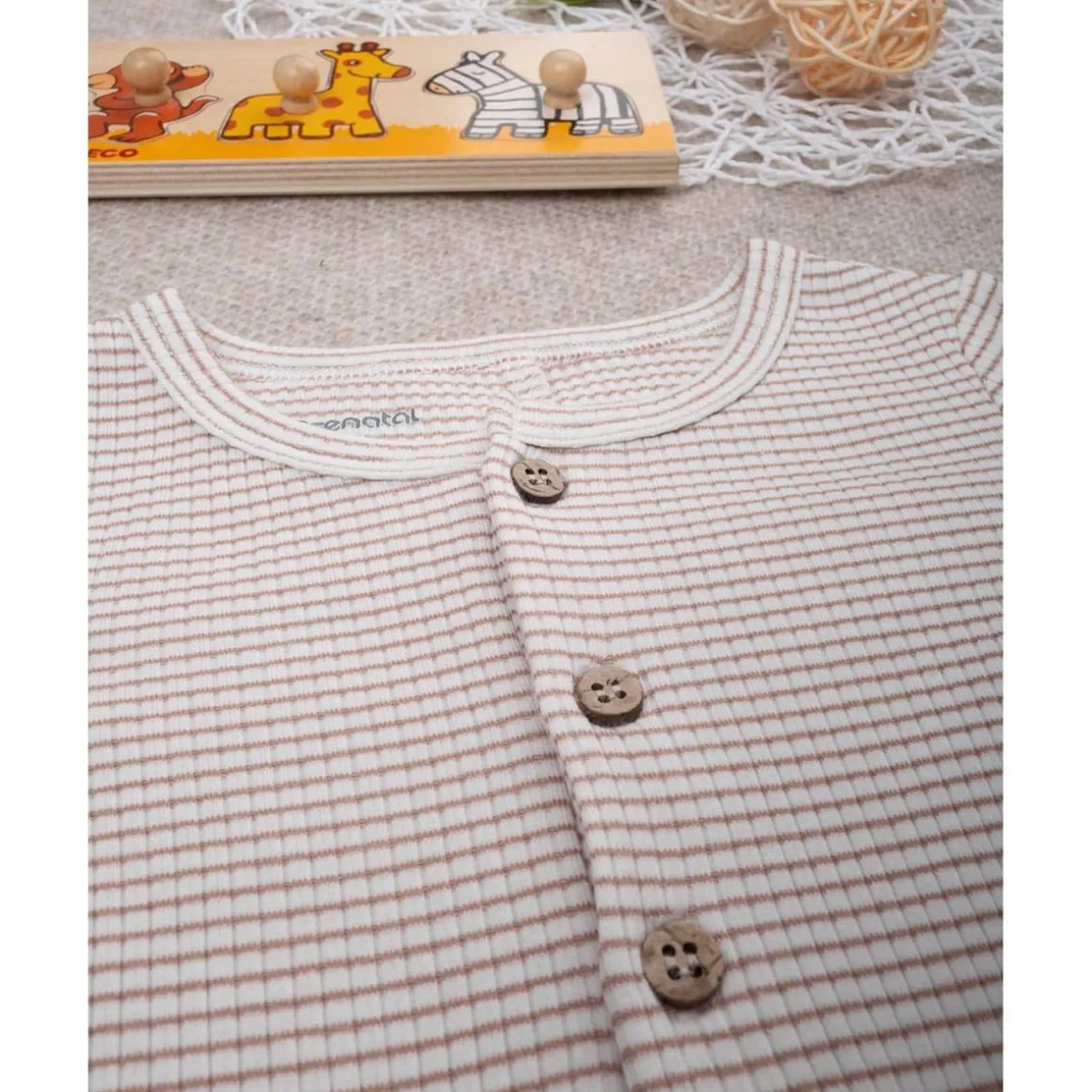 Mono para bebé de canalé beige