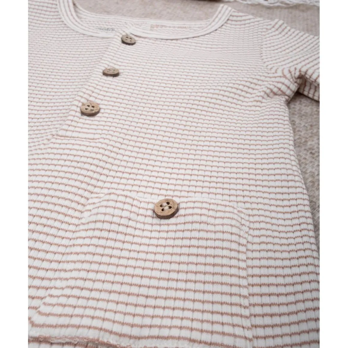 Mono para bebé de canalé beige