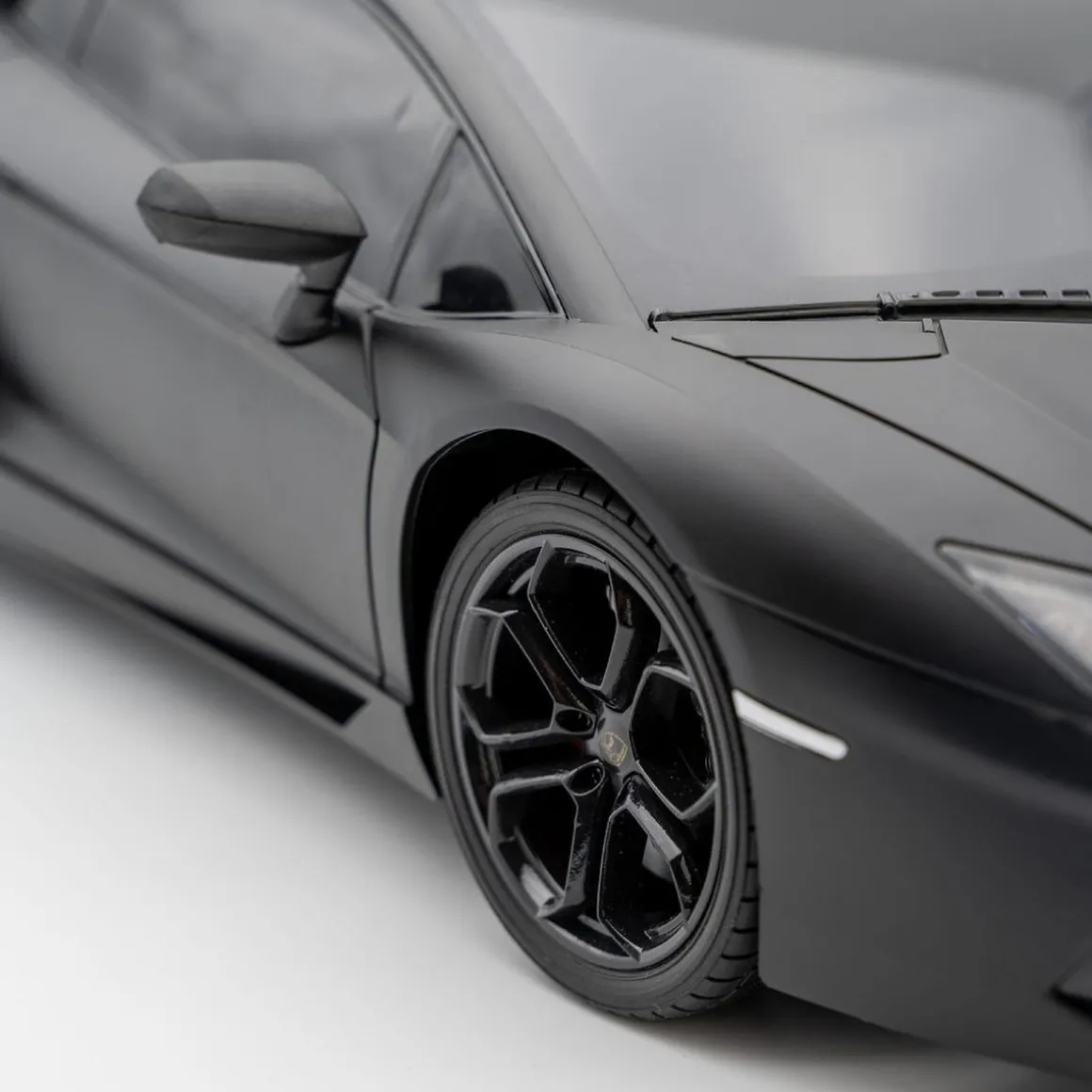 Motor & Co - RC Lamborghini Aventador 1:10