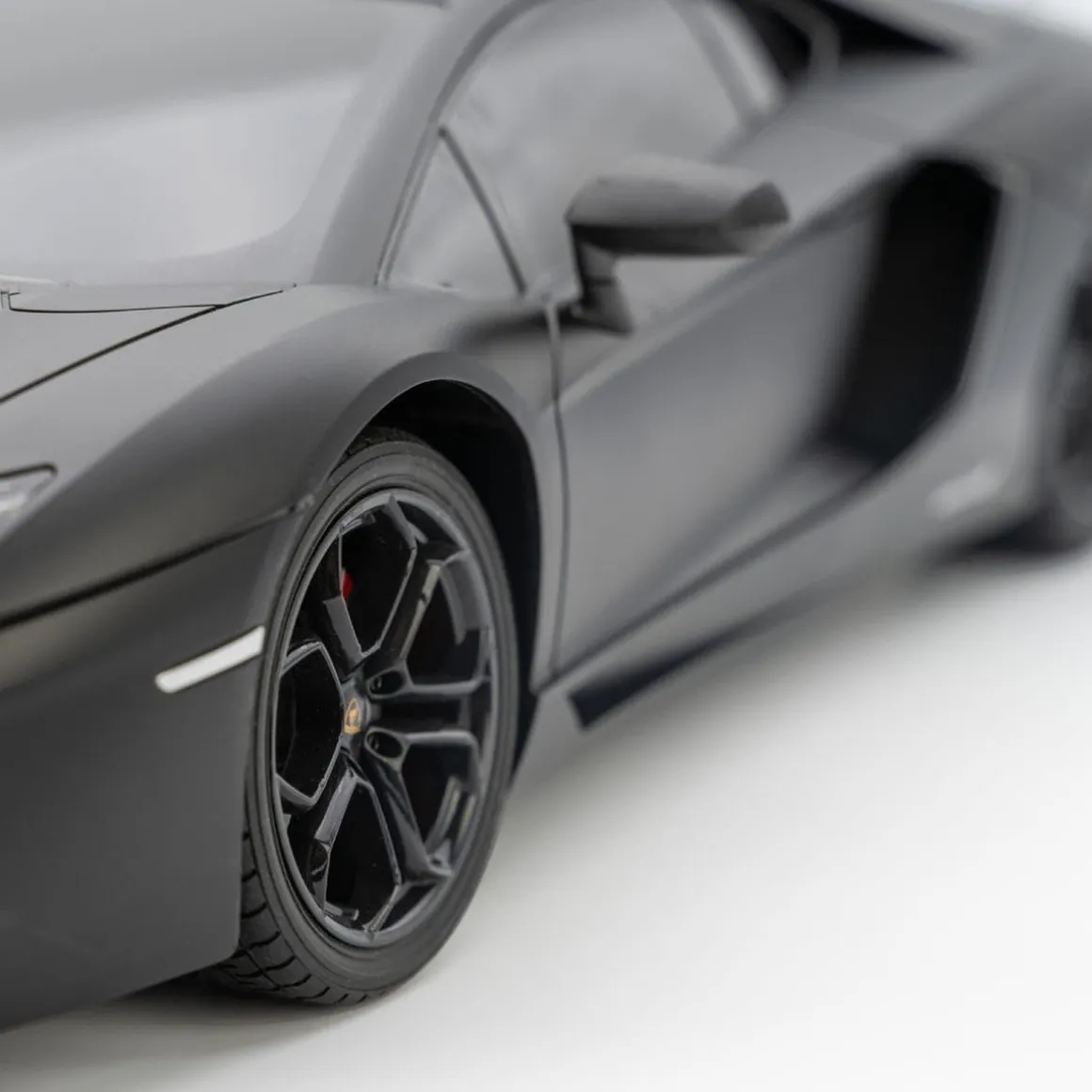 Motor & Co - RC Lamborghini Aventador 1:10
