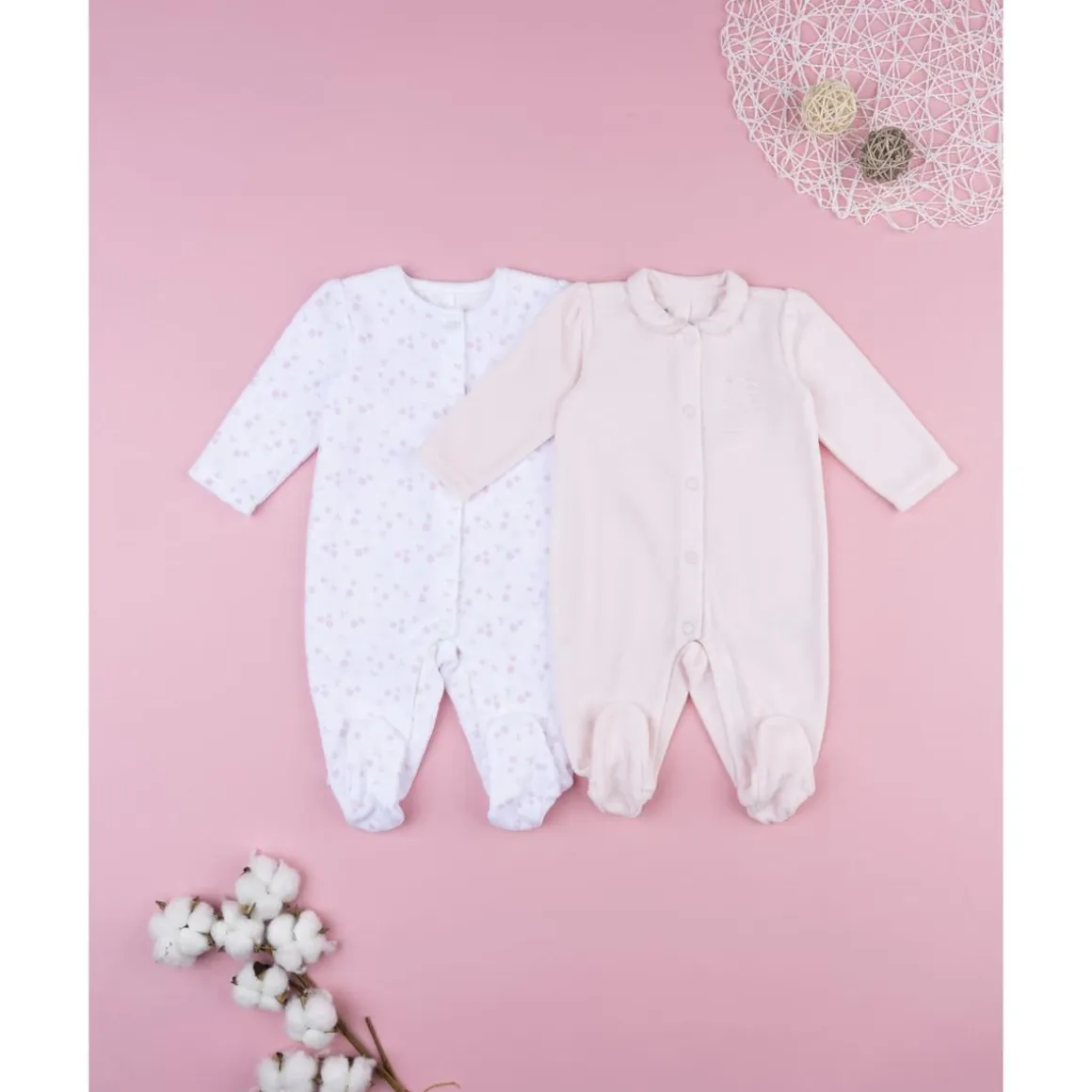 Pack 2 pijamas de bebé rosa y blanco en terciopelo