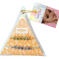 Pack de pulseras con mensaje multicolor en estudio ㅤ