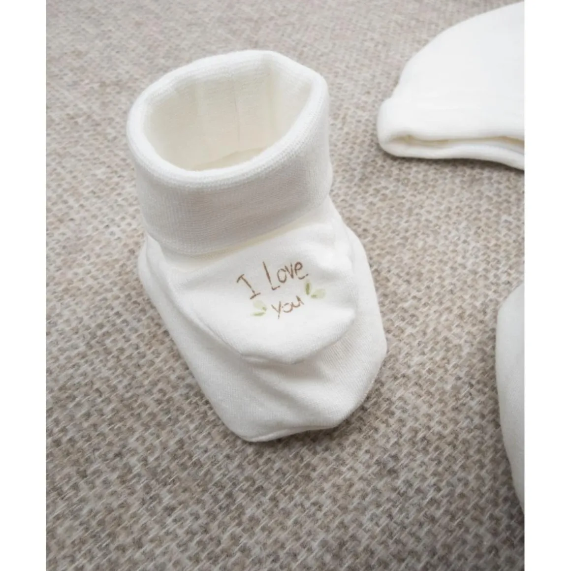 Pack gorro y zapatitos niña con bordado