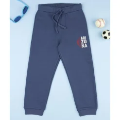 Pantalón azul con estampado para niño